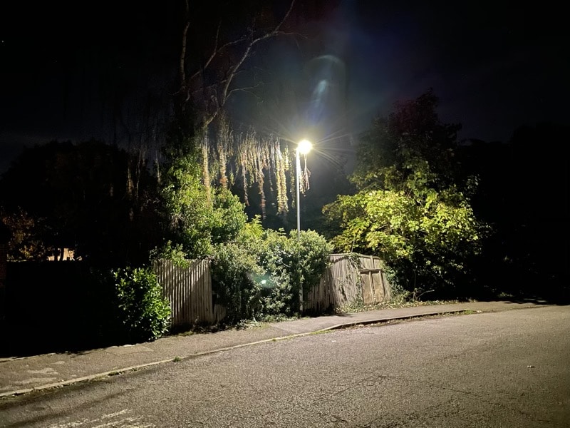 Các hiệu ứng lóa sáng khác nhau từ ống kính được sử dụng khá đẹp, chấm màu xanh sáng ngay dưới tâm khung hình - đây là một đồ tạo tác của phản xạ bên trong hệ thống ống kính