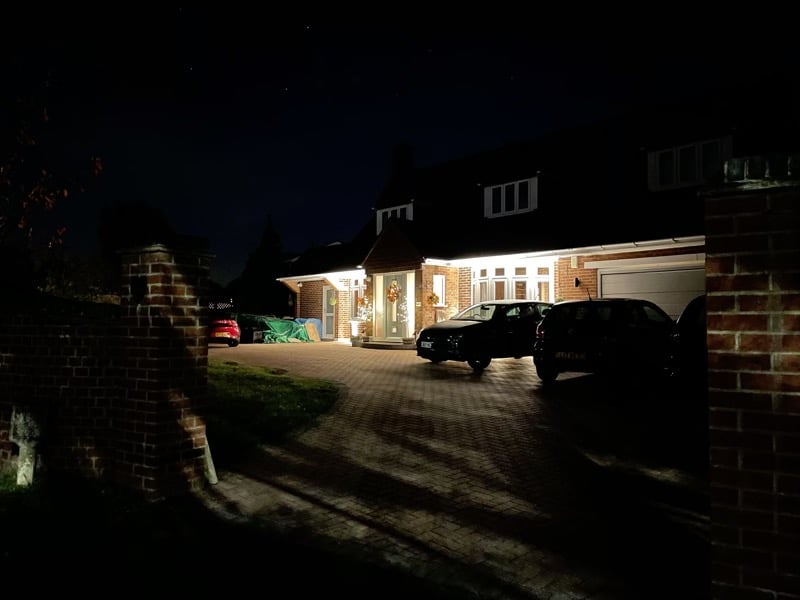 Ảnh được chụp vào lúc trời tối, iPhone 12 bị làm khó bằng cách để ánh sáng chói ở giữa khung hình. Ngoài một số điểm sáng bị lóa, cảnh này chính xác với những gì mắt người nhìn thấy.