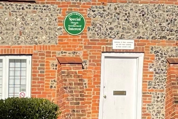 Cắt 1:1 từ ảnh trên, khả năng tăng cường cạnh từ các thuật toán mới và bộ xử lý A14 thực sự làm tốt vai trò của mình