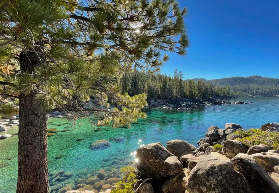 Vùng nước màu ngọc lục bảo của Secret Cove ở Hồ Tahoe, Nevada