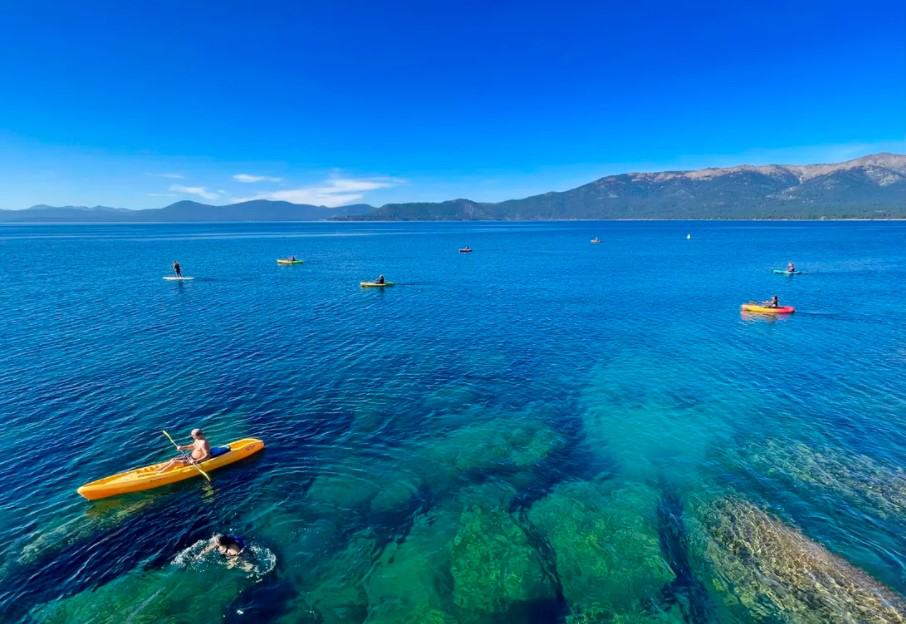 Chèo thuyền kayak với làn nước trong xanh như pha lê của Hồ Tahoe ngoài khơi Cảng Sand