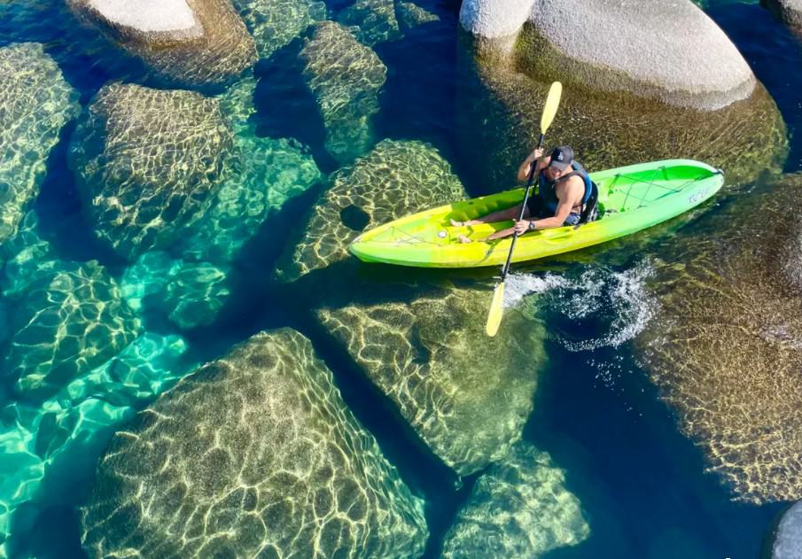 Nước biển trong xanh như ngọc lục bảo của Sand Harbour trên bờ phía đông của Hồ Tahoe ở Nevada, được chụp trên iPhone 12 Pro với ống kính rộng f/1.6 (26mm) mới.