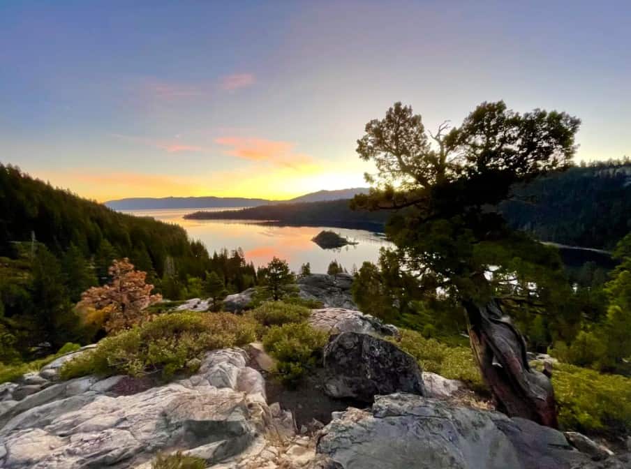 Ống kính siêu rộng trên iPhone 12 Pro được sử dụng để chụp ảnh này trước khi mặt trời mọc, lúc 7:03