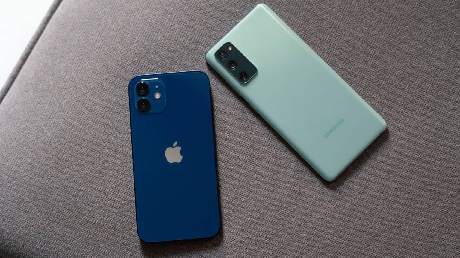 iPhone 12 và Samsung Galaxy S20 FE