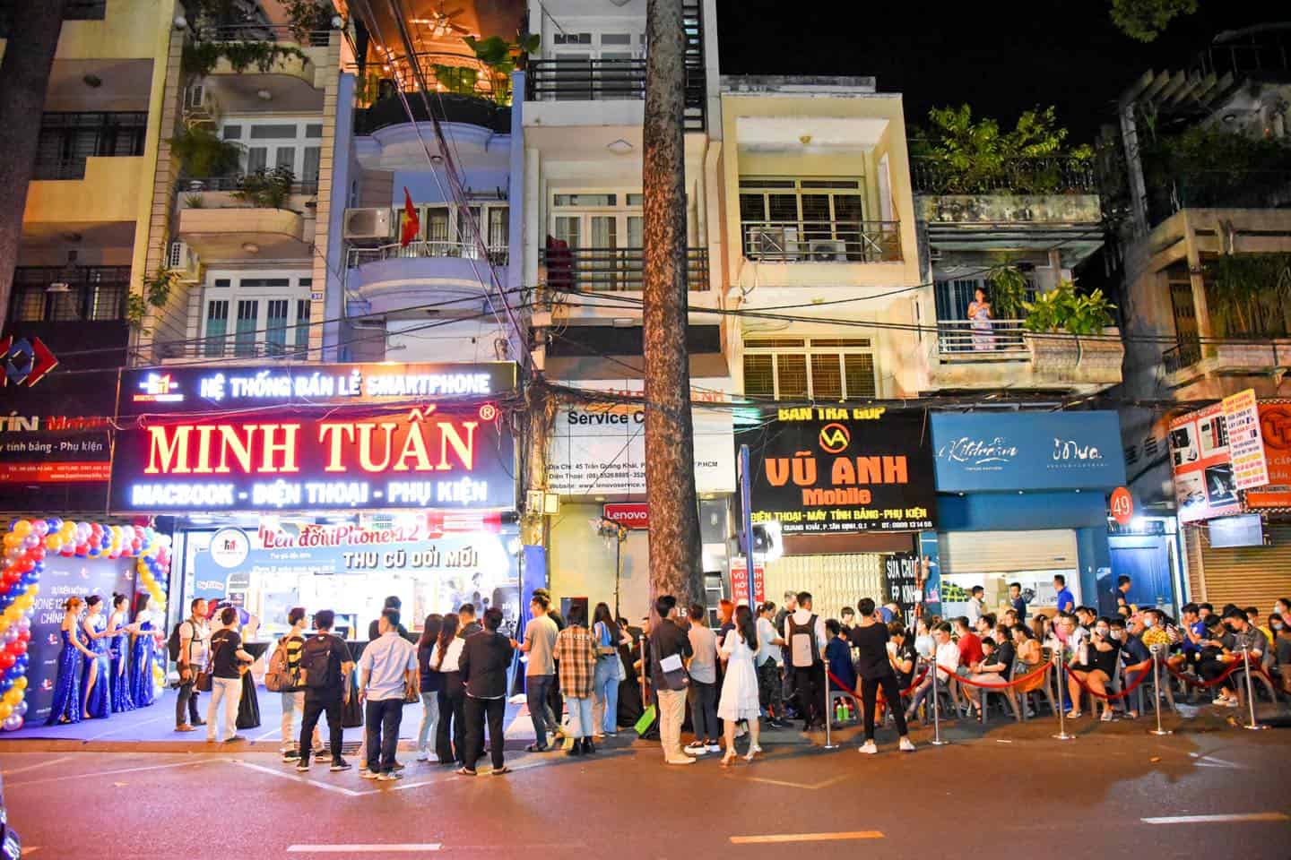 Hàng trăm khách xếp hàng chờ đợi trong đêm tại Minh Tuấn Mobile trong đợt trả hàng đầu tiên