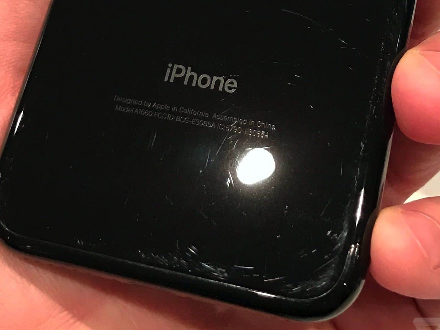 Điện thoại bị trầy xước khi không đeo ốp lưng