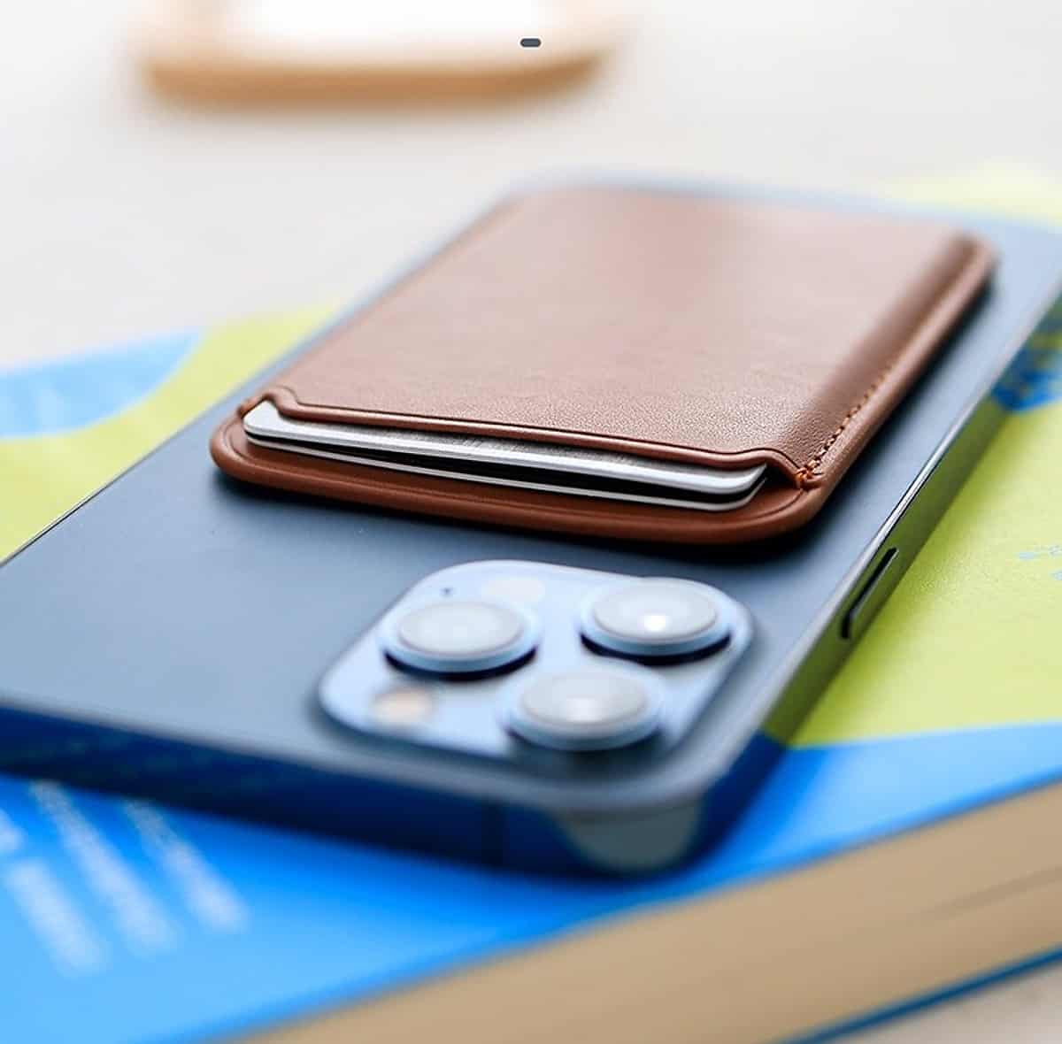 không đặt nhiều thẻ vào trong ví khi sạc