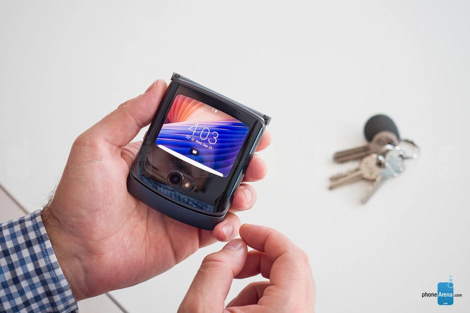 Apple thử nghiệm hai mẫu thiết kế độc đáo cho iPhone màn hình gập