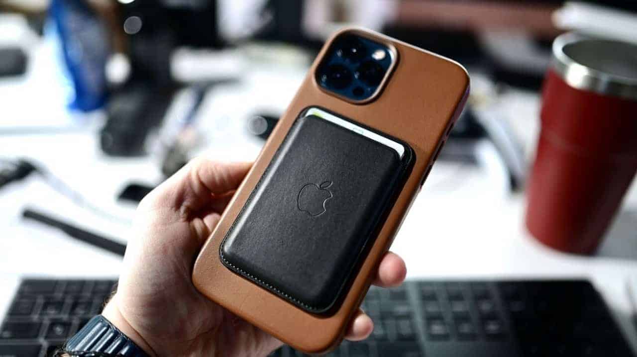 Ví da tích hợp MagSafe