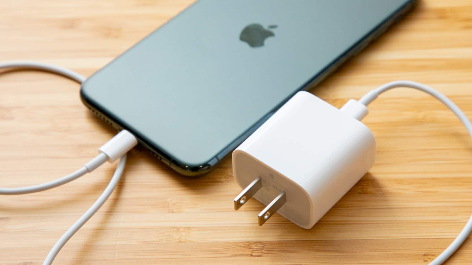 Thử nghiệm bộ sạc iPhone 12 5W: thực sự quá chậm so với MagSafe và USB-C 20W