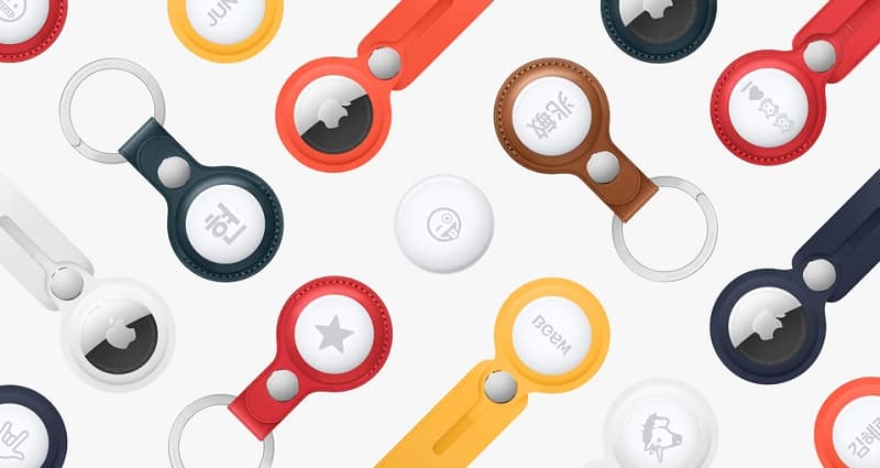 Hai mặt của AirTag: một mặt chứa logo Apple và một mặt chứa biểu tượng cảm xúc hoặc ký tự